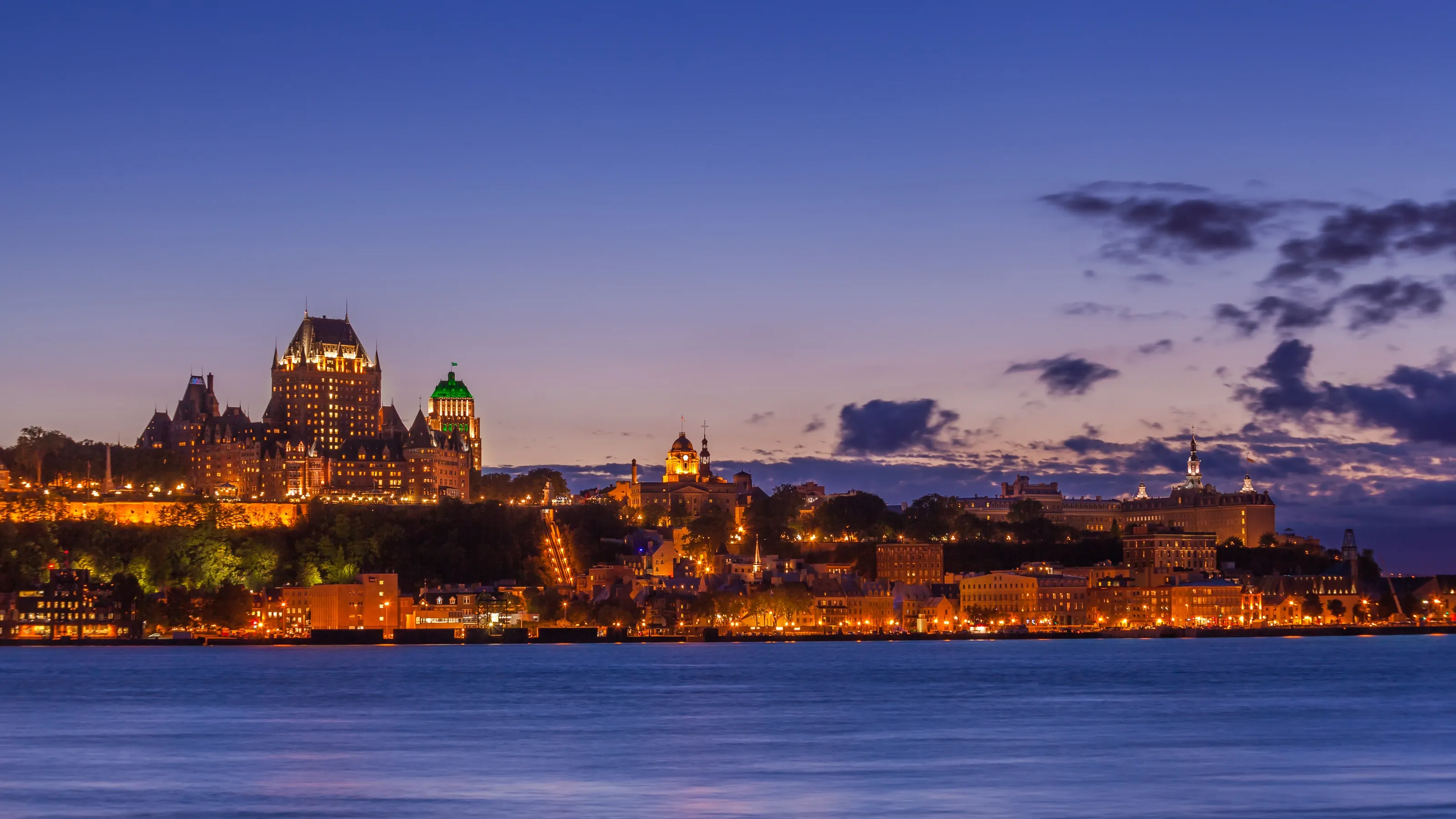 Le Vieux-Québec au crépuscule, vu du fleuve